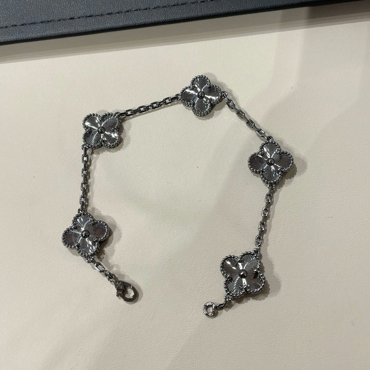 [⭐moonlume]CLOVER 5 MOTIF BLACK BRACELET
