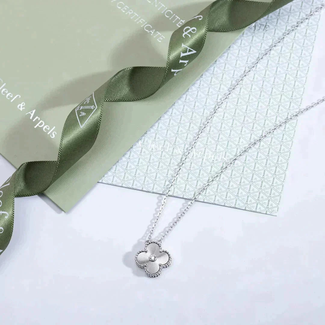 [⭐moonlume]CLOVER  15MM DIAMOND LASER NECKLACE SILVER