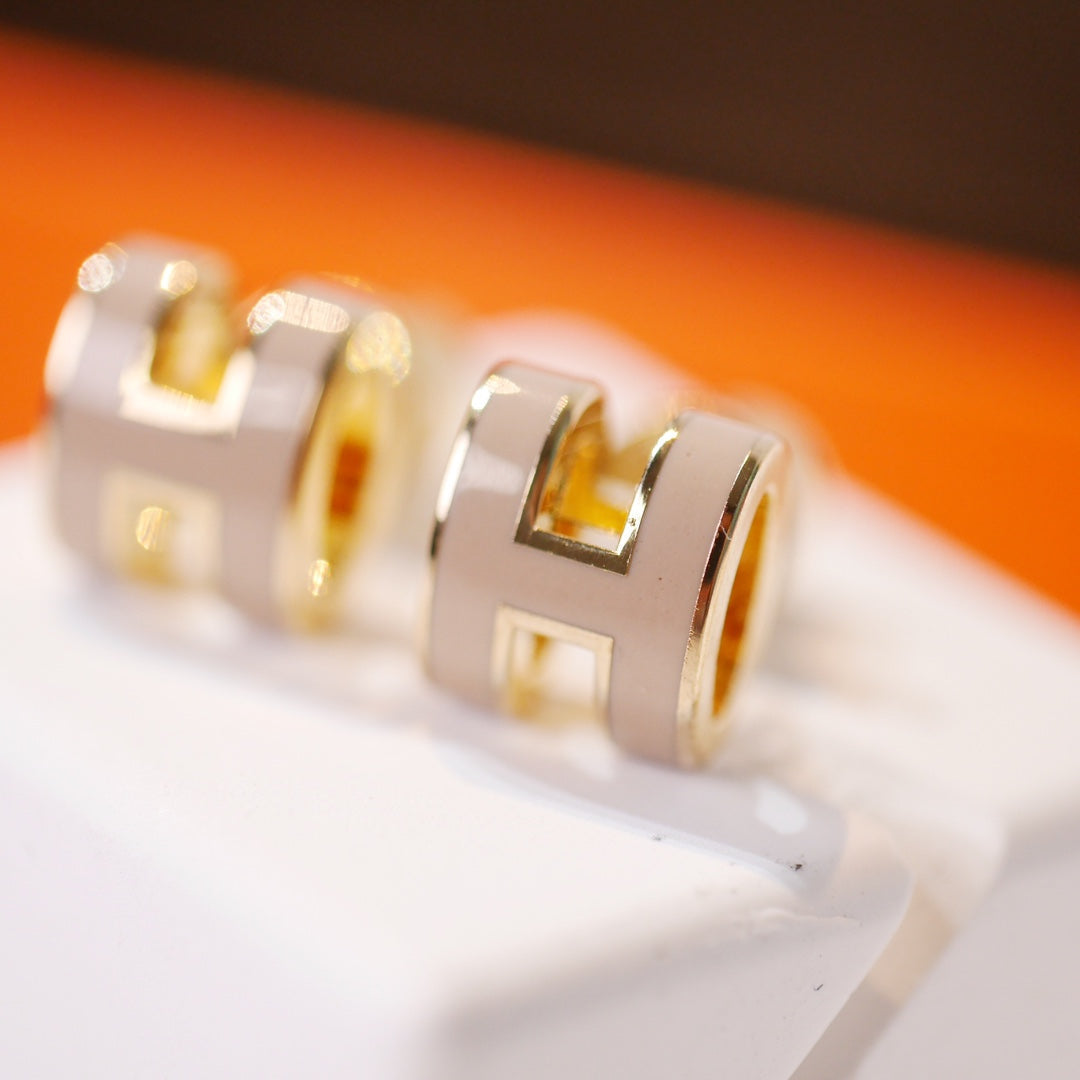 [⭐moonlume]MINI POP H GOLD EARRINGS GREY