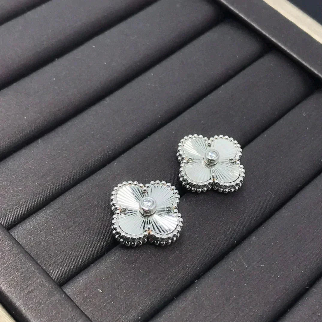 [⭐moonlume]CLOVER MINI 9.5MM LASER EARRINGS