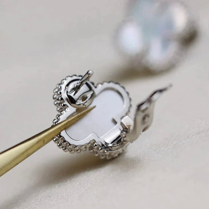 [⭐moonlume]CLOVER MEDIUM 1 MOTIFS  WHITE MOP EARRINGS SILVER