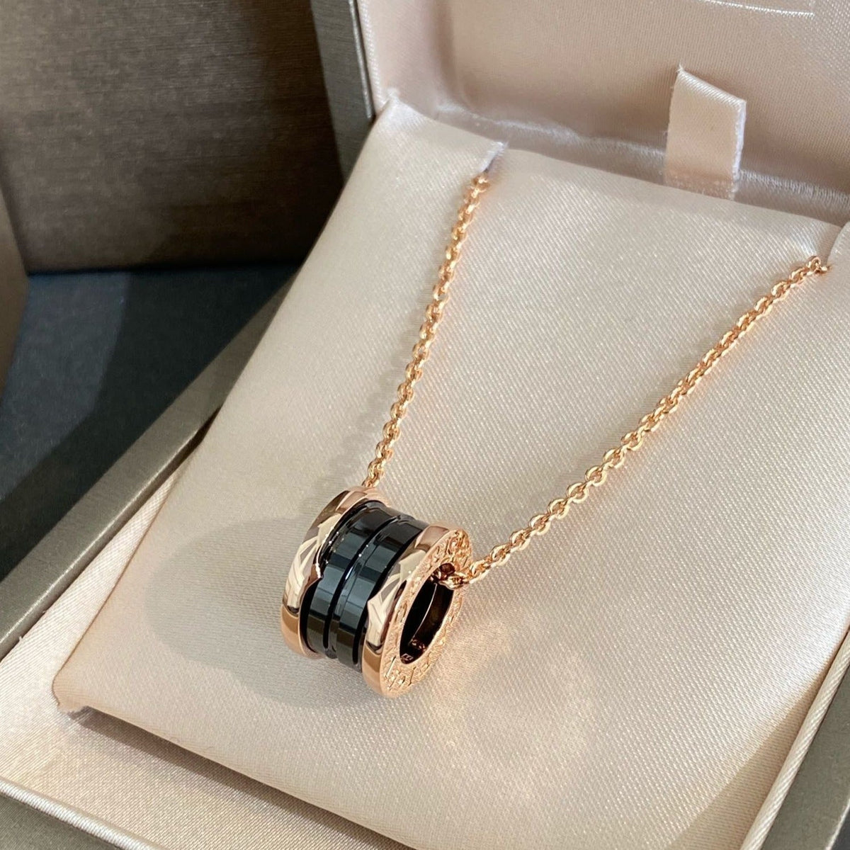 [⭐moonlume]ZERO 1 BLACK CERAMIC PINK GOLD NECKLACE