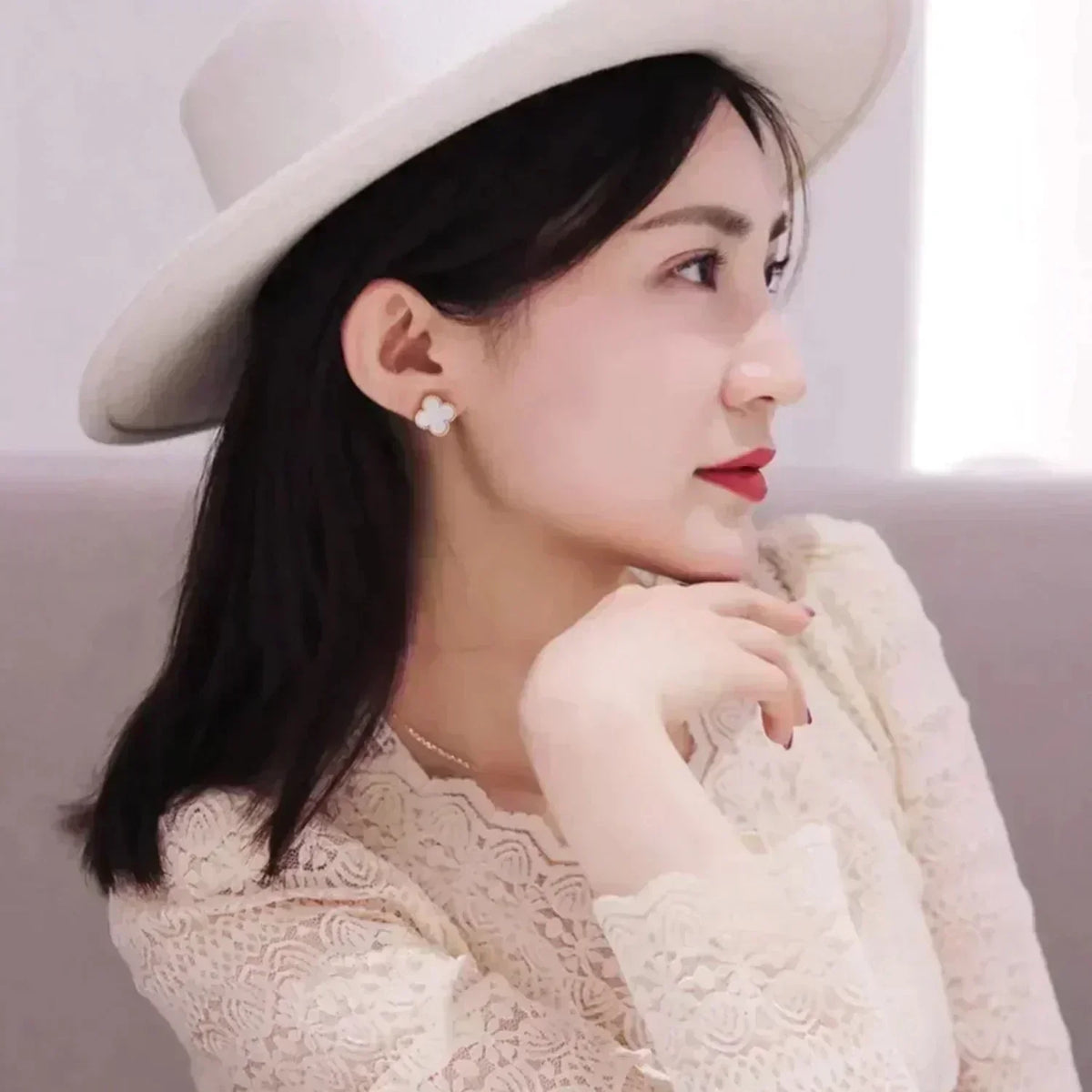 [⭐moonlume]CLOVER MEDIUM 1 MOTIFS  WHITE MOP STUD EARRINGS