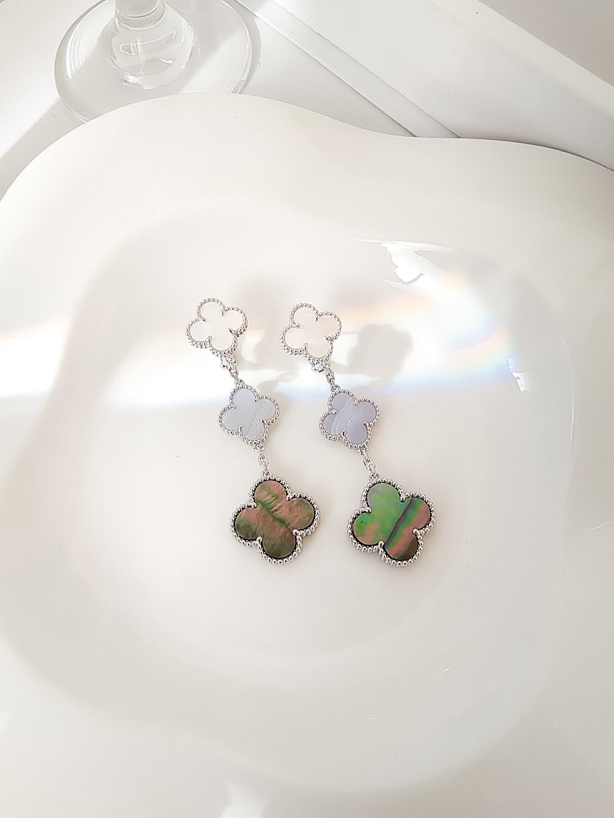 [⭐moonlume]CLOVER 3 MOTIFS CHALCEDONY DARK MOP SILVER EARRINGS