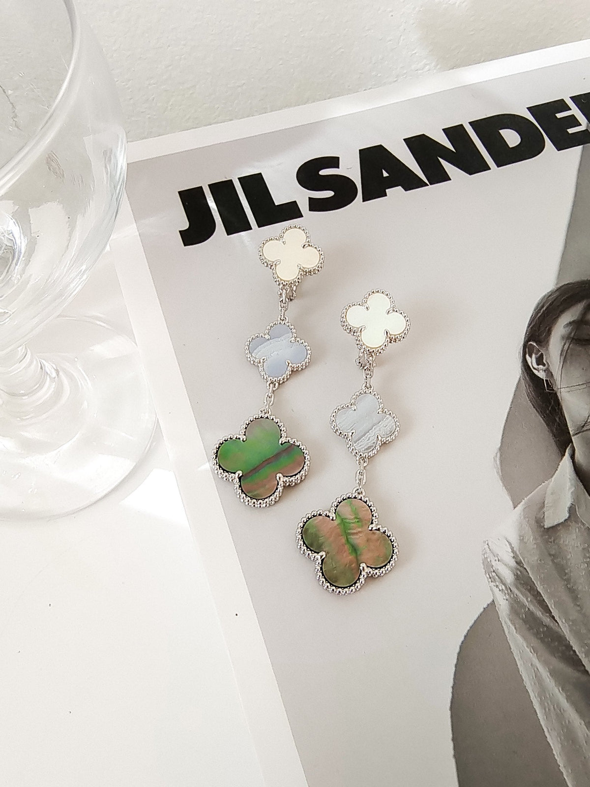 [⭐moonlume]CLOVER 3 MOTIFS CHALCEDONY DARK MOP SILVER EARRINGS