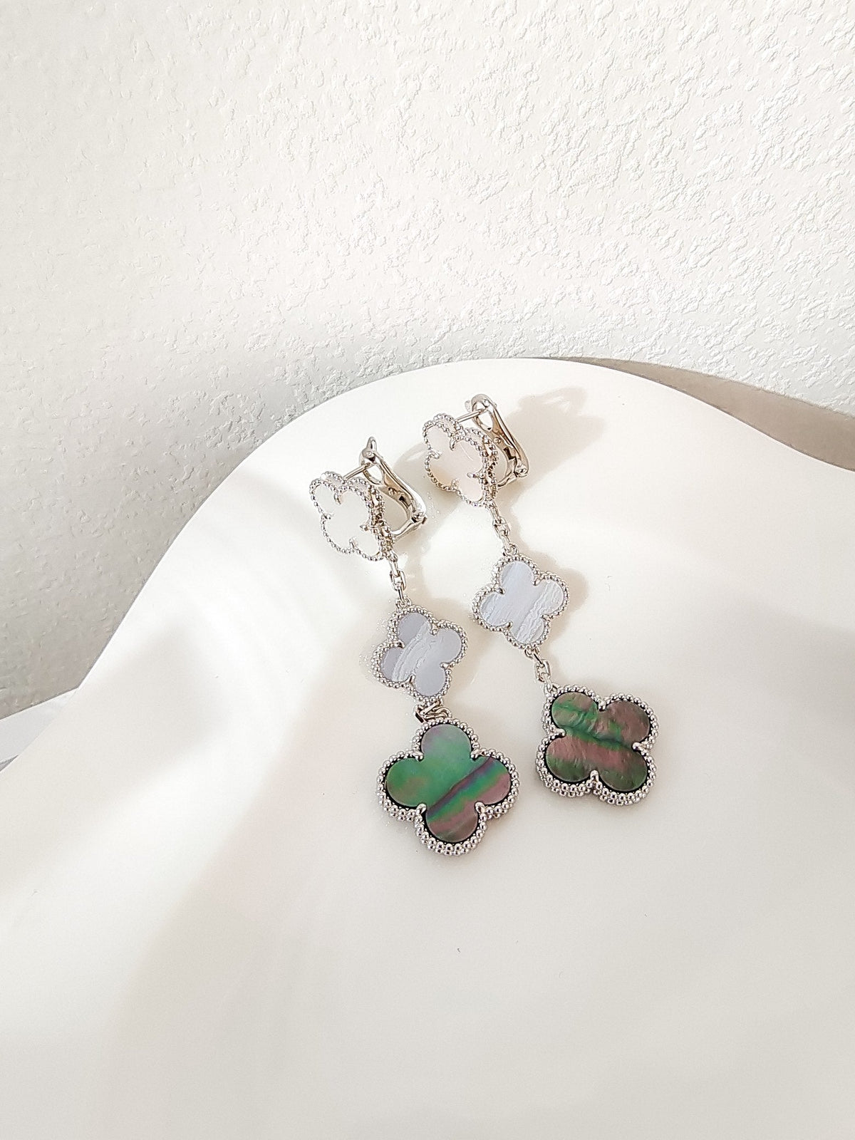 [⭐moonlume]CLOVER 3 MOTIFS CHALCEDONY DARK MOP SILVER EARRINGS