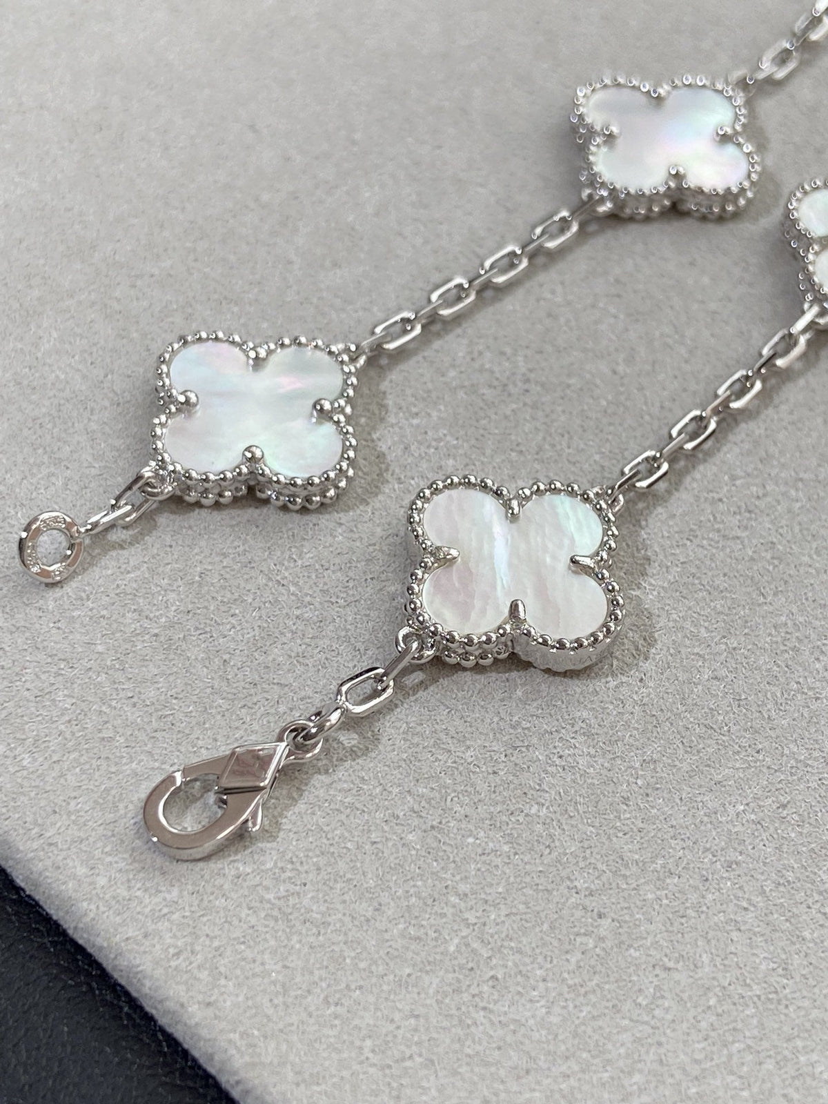 [⭐moonlume]CLOVER WHITE PEARL MOP 5 MOTIF BRACELET COLLECTION