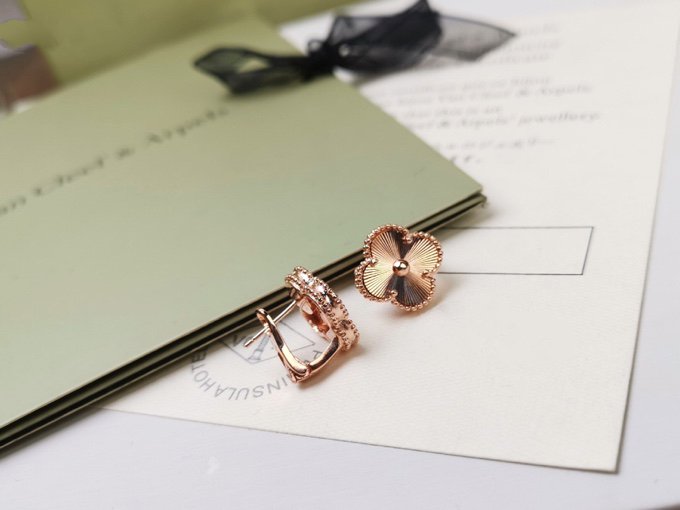 [⭐moonlume]CLOVER MEDIUM STUD EARRINGS