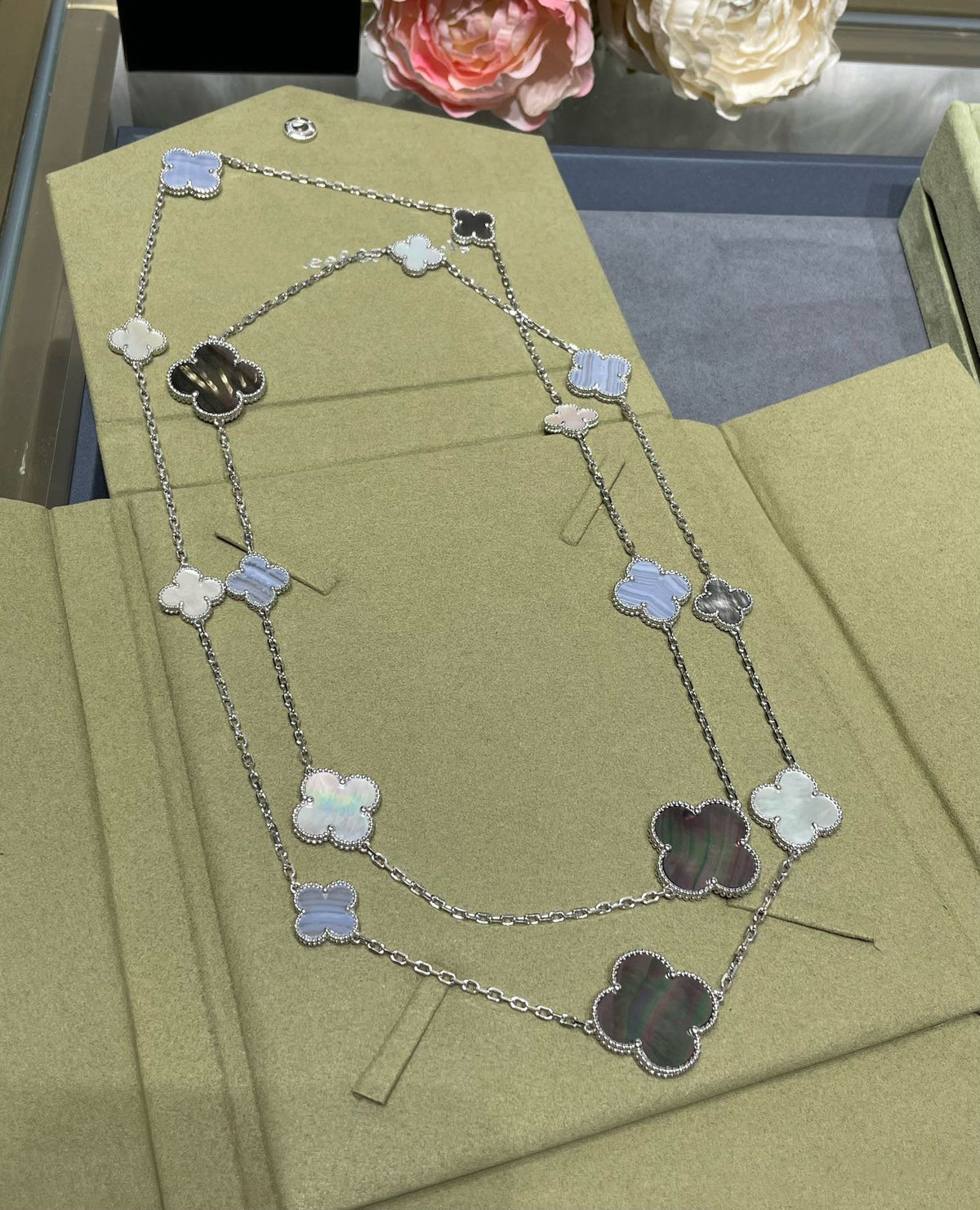 [⭐moonlume]CLOVER 16 MOTIF CHALCEDONY MOP SILVER NECKLACE