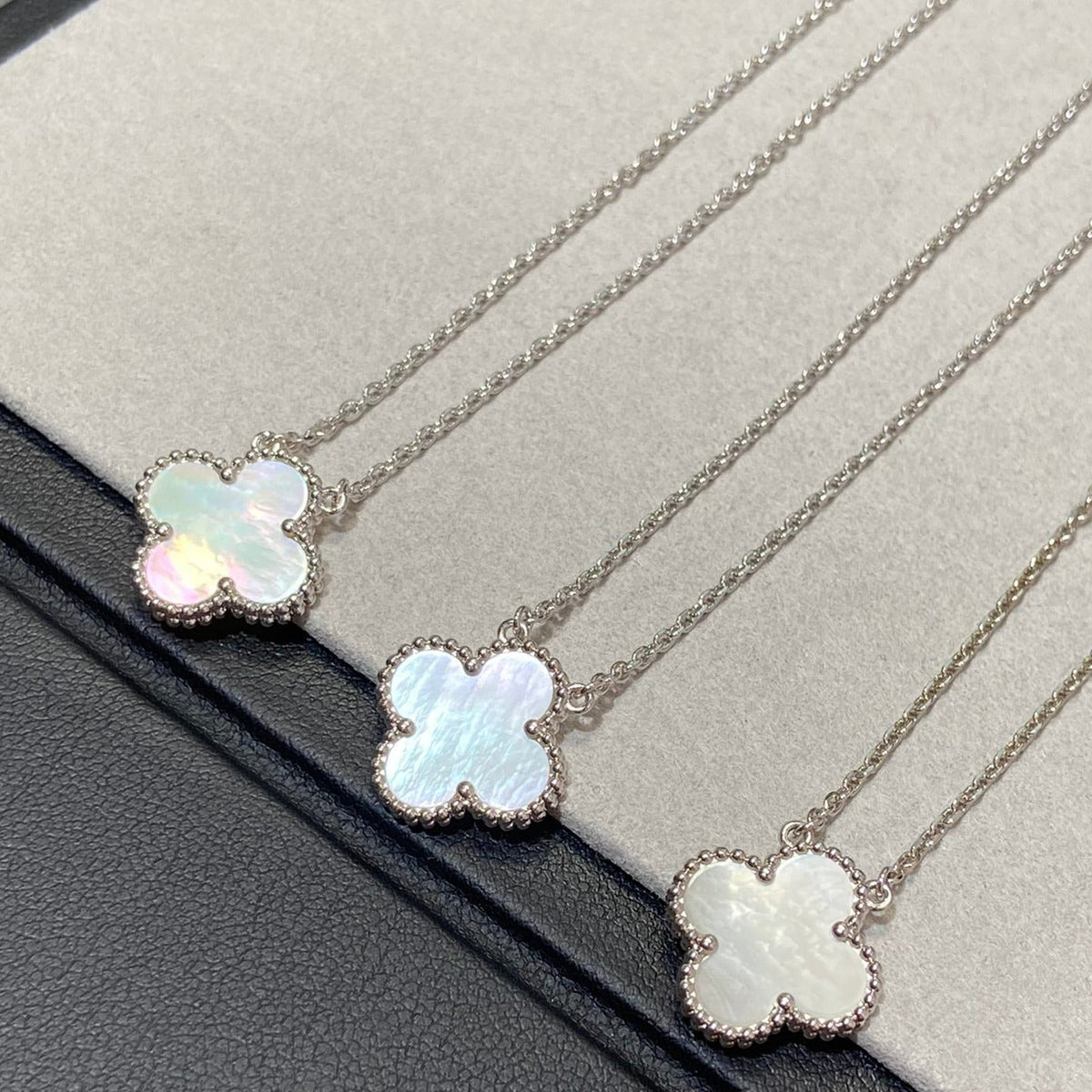 [⭐moonlume]CLOVER MEDIUM SILVER WHITE MOP NECKLACE