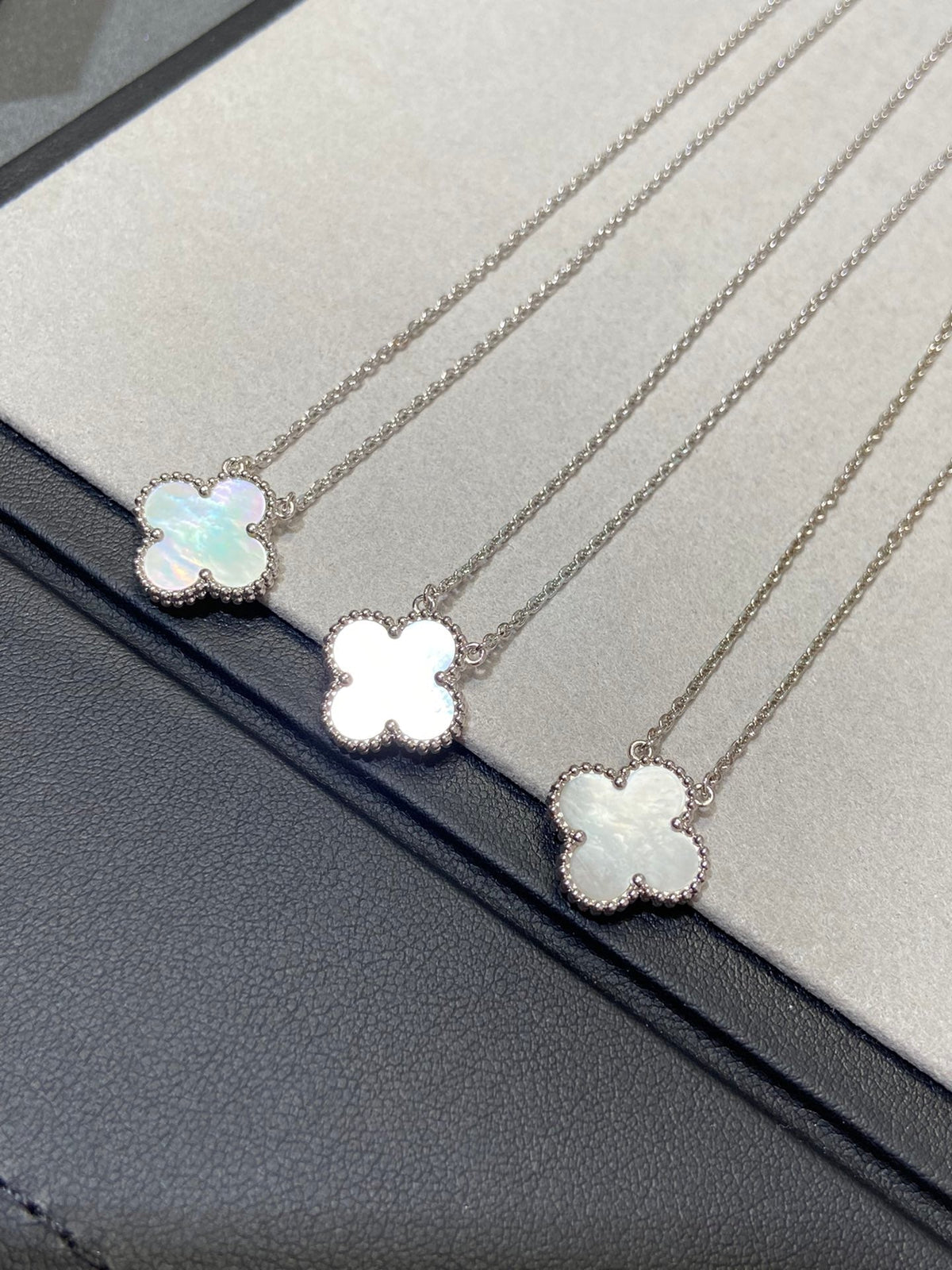 [⭐moonlume]CLOVER MEDIUM SILVER WHITE MOP NECKLACE