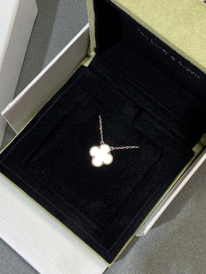 [⭐moonlume]CLOVER MEDIUM SILVER WHITE MOP NECKLACE