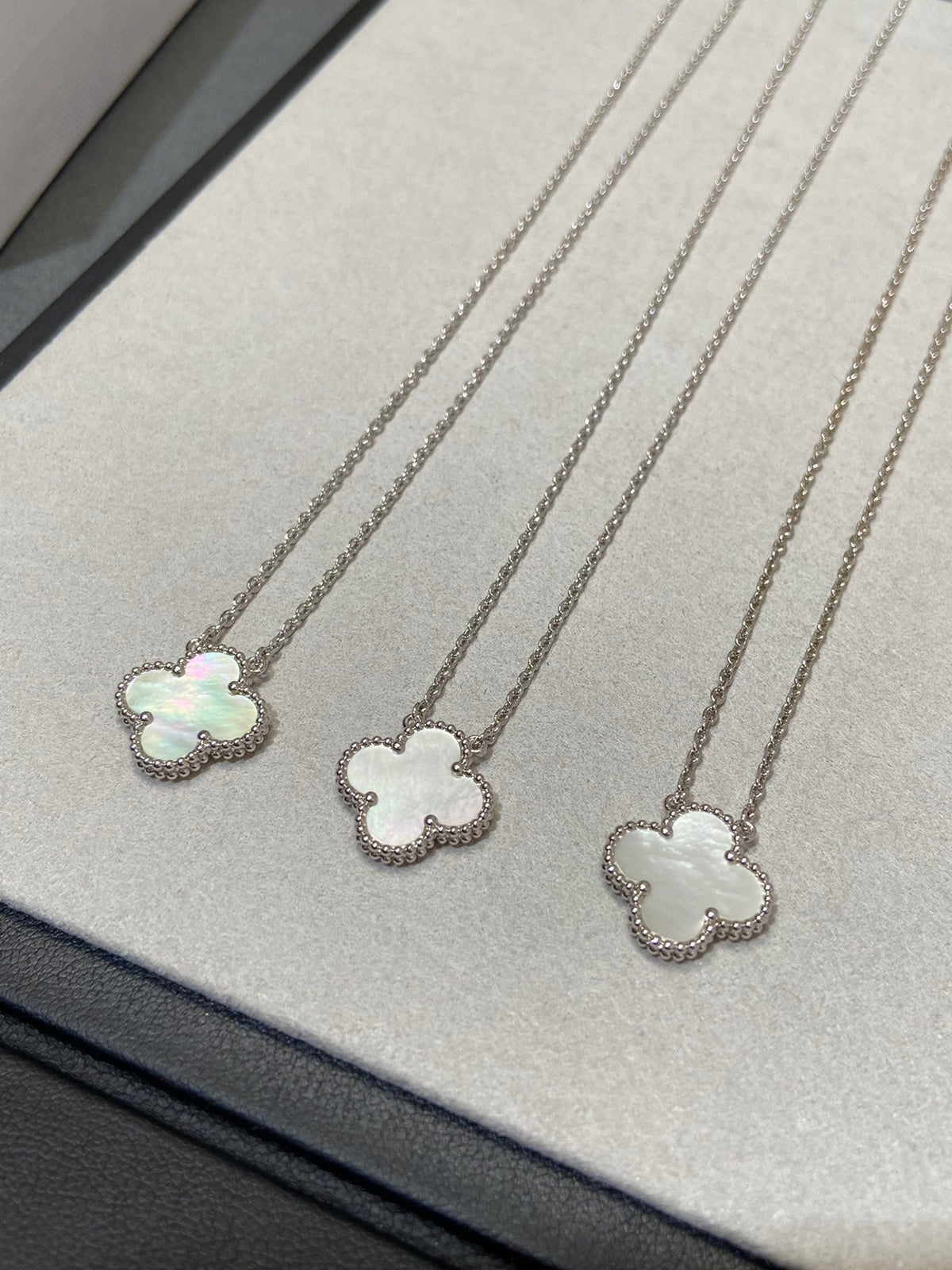 [⭐moonlume]CLOVER MEDIUM SILVER WHITE MOP NECKLACE