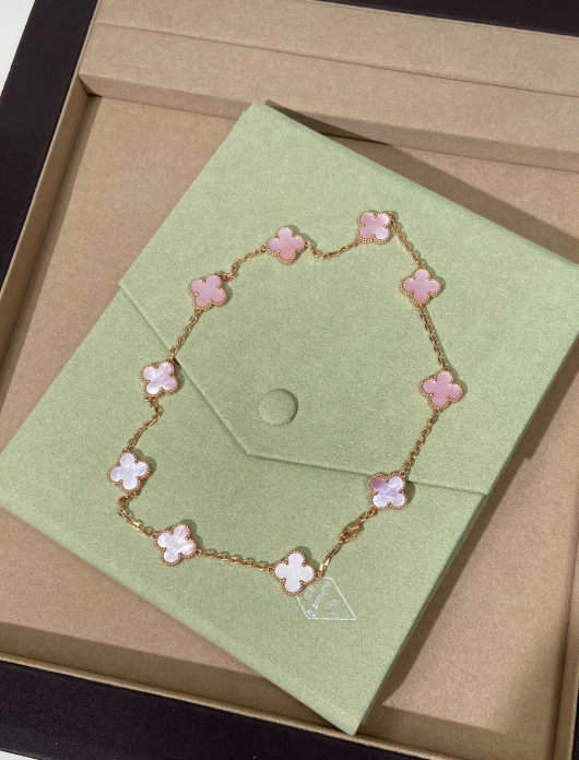 [⭐moonlume Jewellery] Pink Necklace with Ten Clover Designs