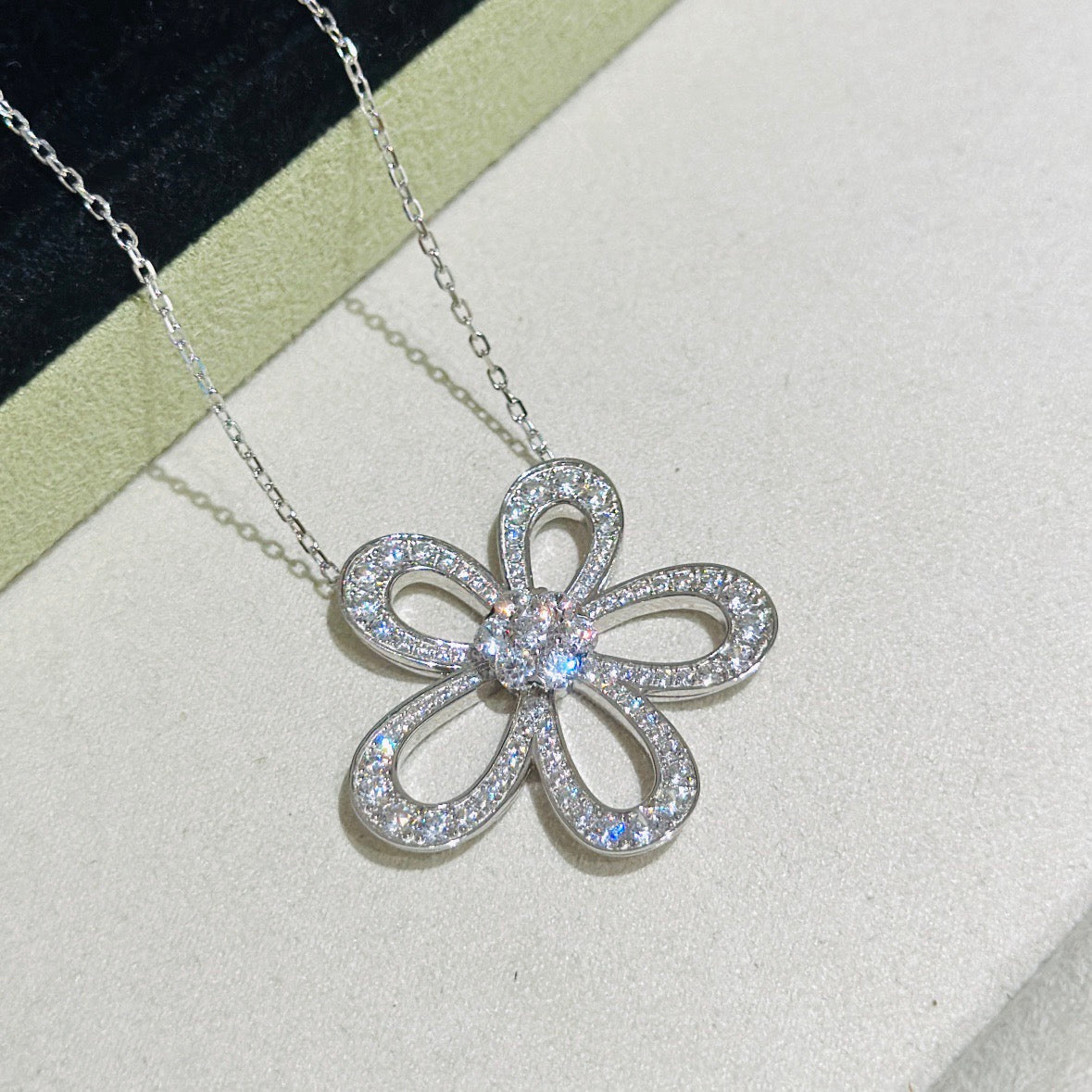 [⭐moonlume]FLOWERLACE NECKLACE FULL DIAMONDS