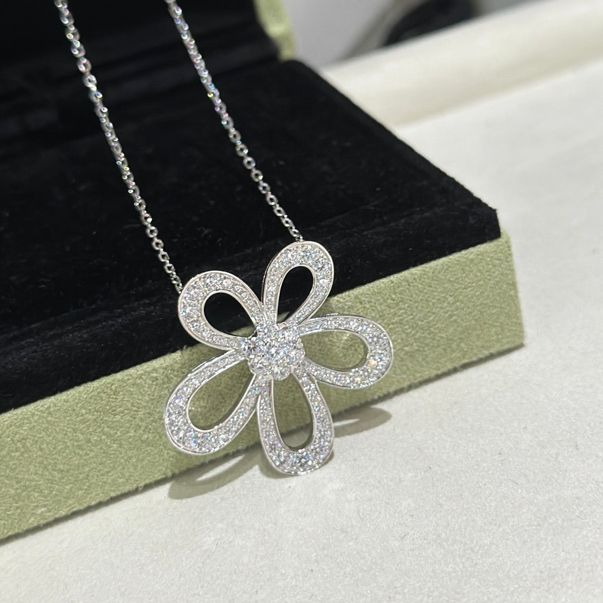 [⭐moonlume]FLOWERLACE NECKLACE FULL DIAMONDS