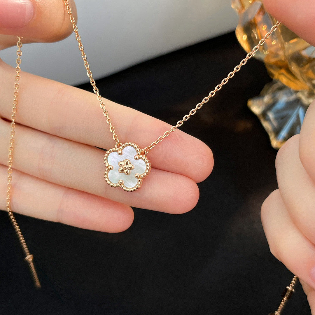 [⭐moonlume]LUCKY  WHITE MOP  PLUM BLOSSOM NECKLACE