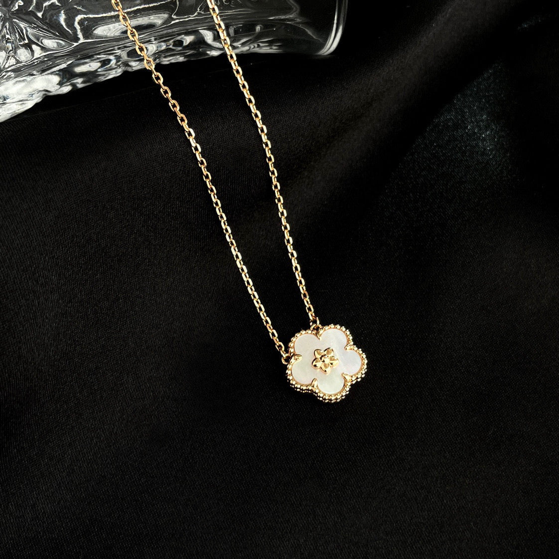 [⭐moonlume]LUCKY  WHITE MOP  PLUM BLOSSOM NECKLACE