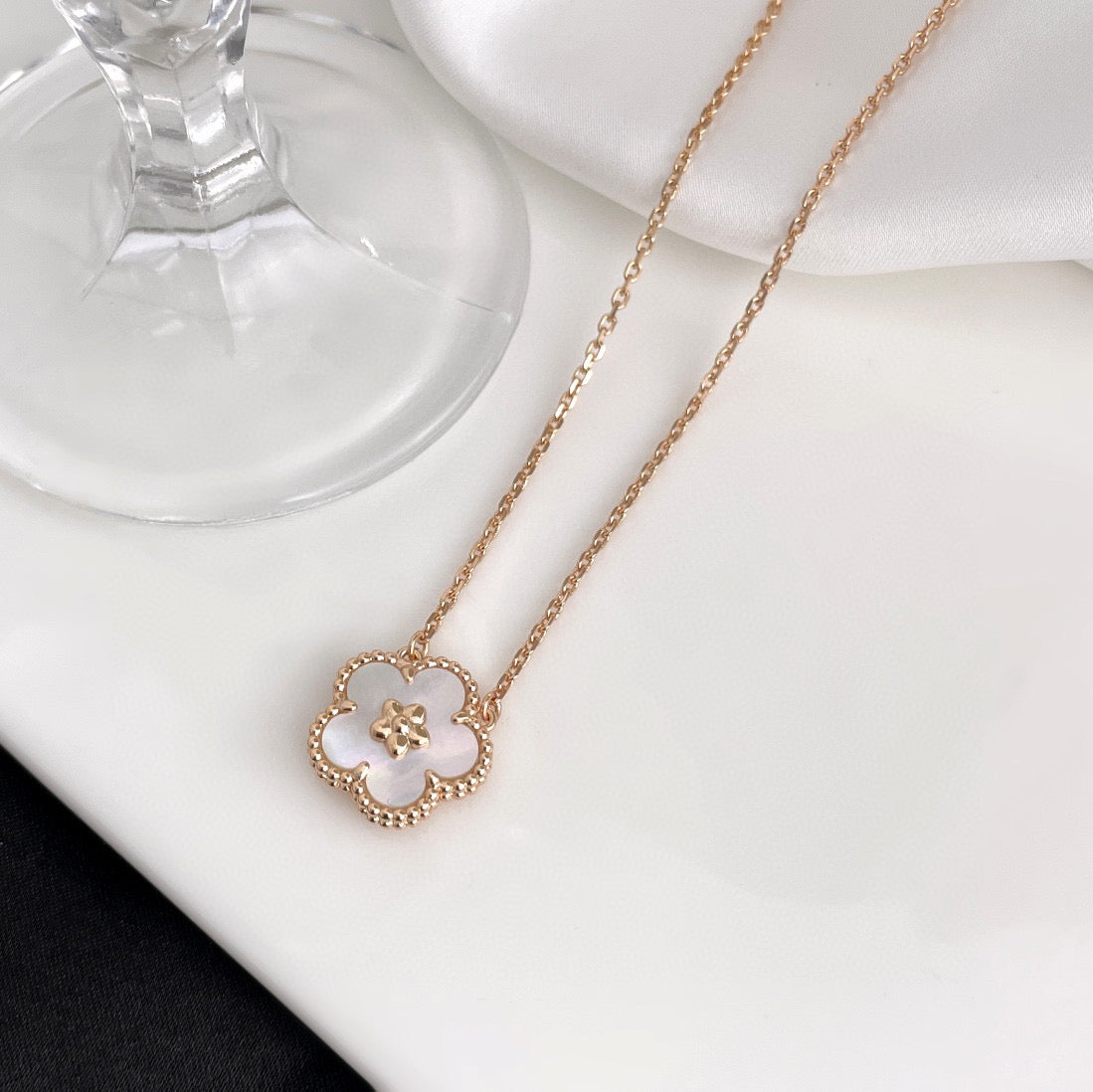 [⭐moonlume]LUCKY  WHITE MOP  PLUM BLOSSOM NECKLACE