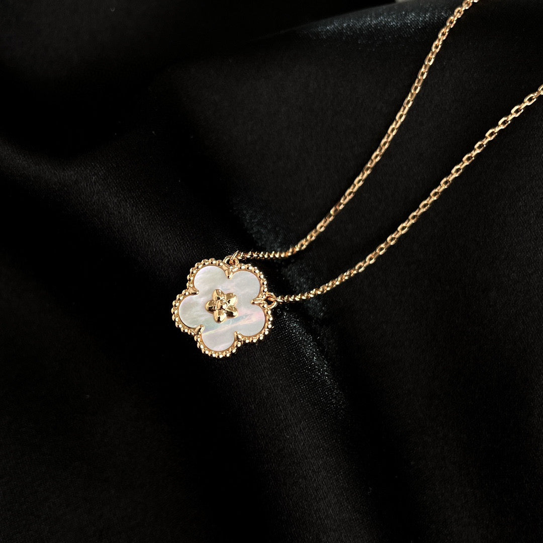 [⭐moonlume]LUCKY  WHITE MOP  PLUM BLOSSOM NECKLACE