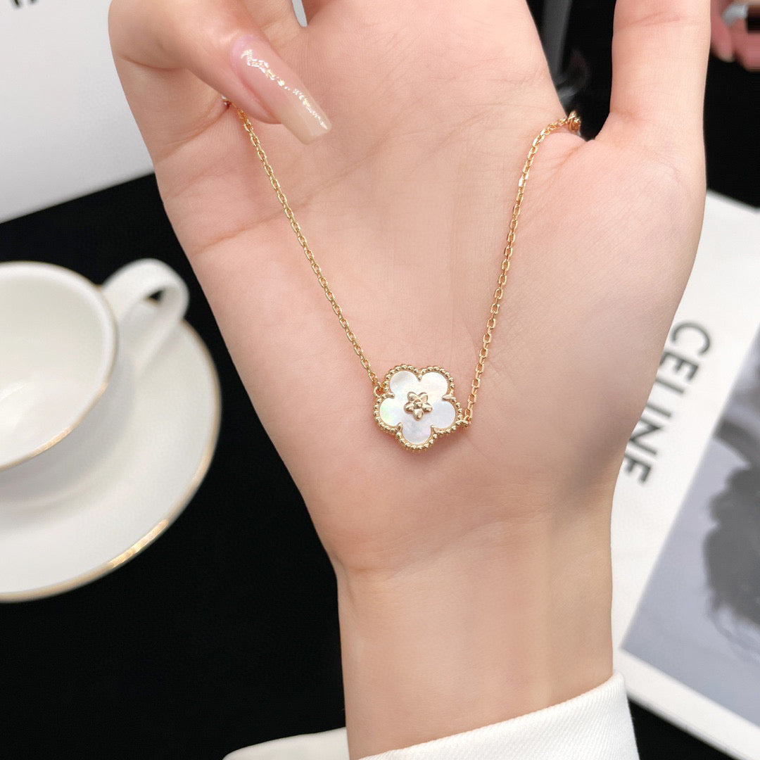 [⭐moonlume]LUCKY  WHITE MOP  PLUM BLOSSOM NECKLACE