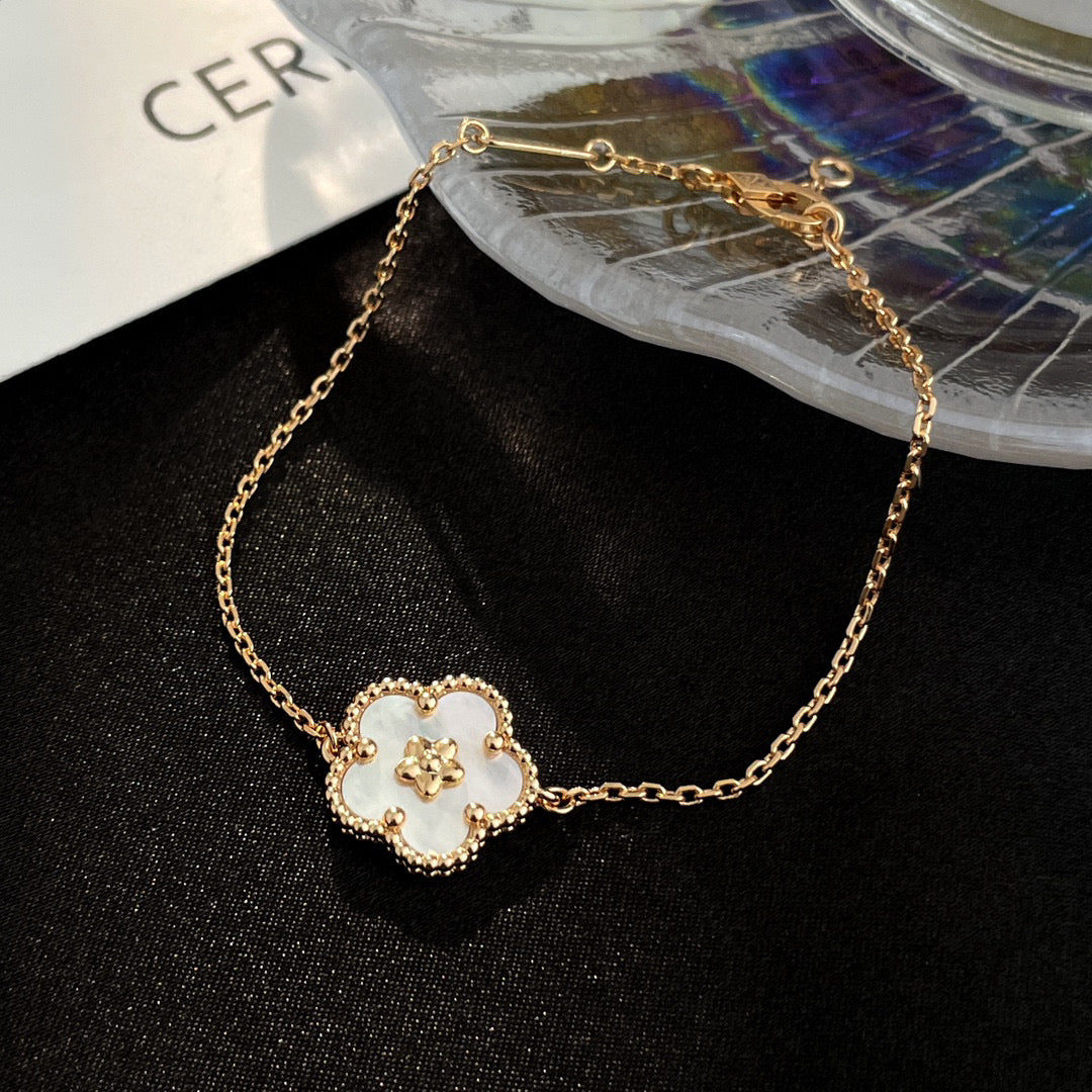 [⭐moonlume]LUCKY WHITE MOP PLUM BLOSSOM  BRACELET