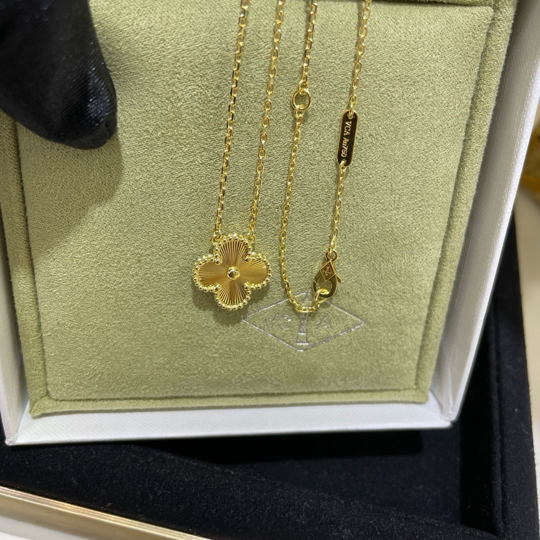[⭐moonlume]CLOVER 15MM LASER NECKLACE