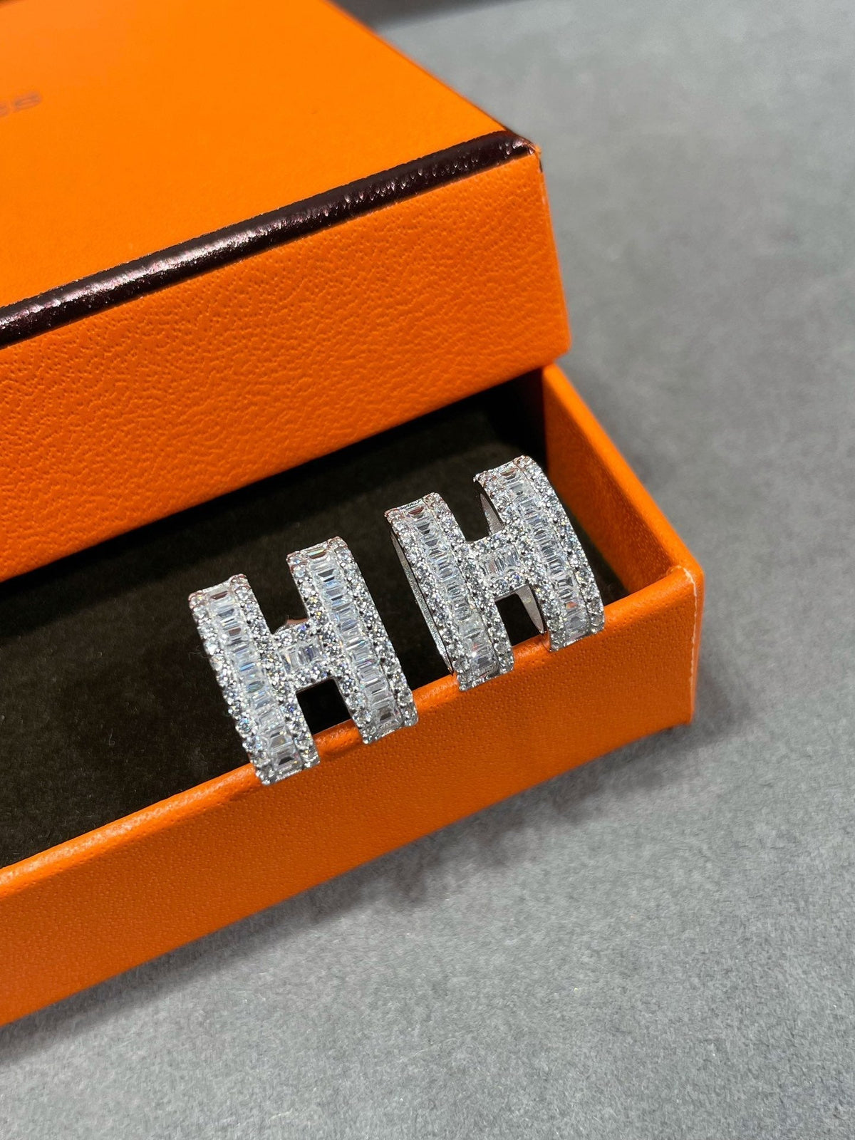 [⭐moonlume]H STUD EARRINGS WITH SILVER DIAMONDS