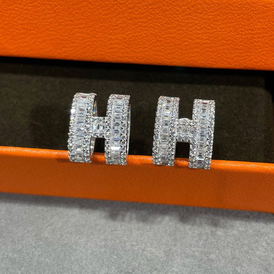 [⭐moonlume]H STUD EARRINGS WITH SILVER DIAMONDS
