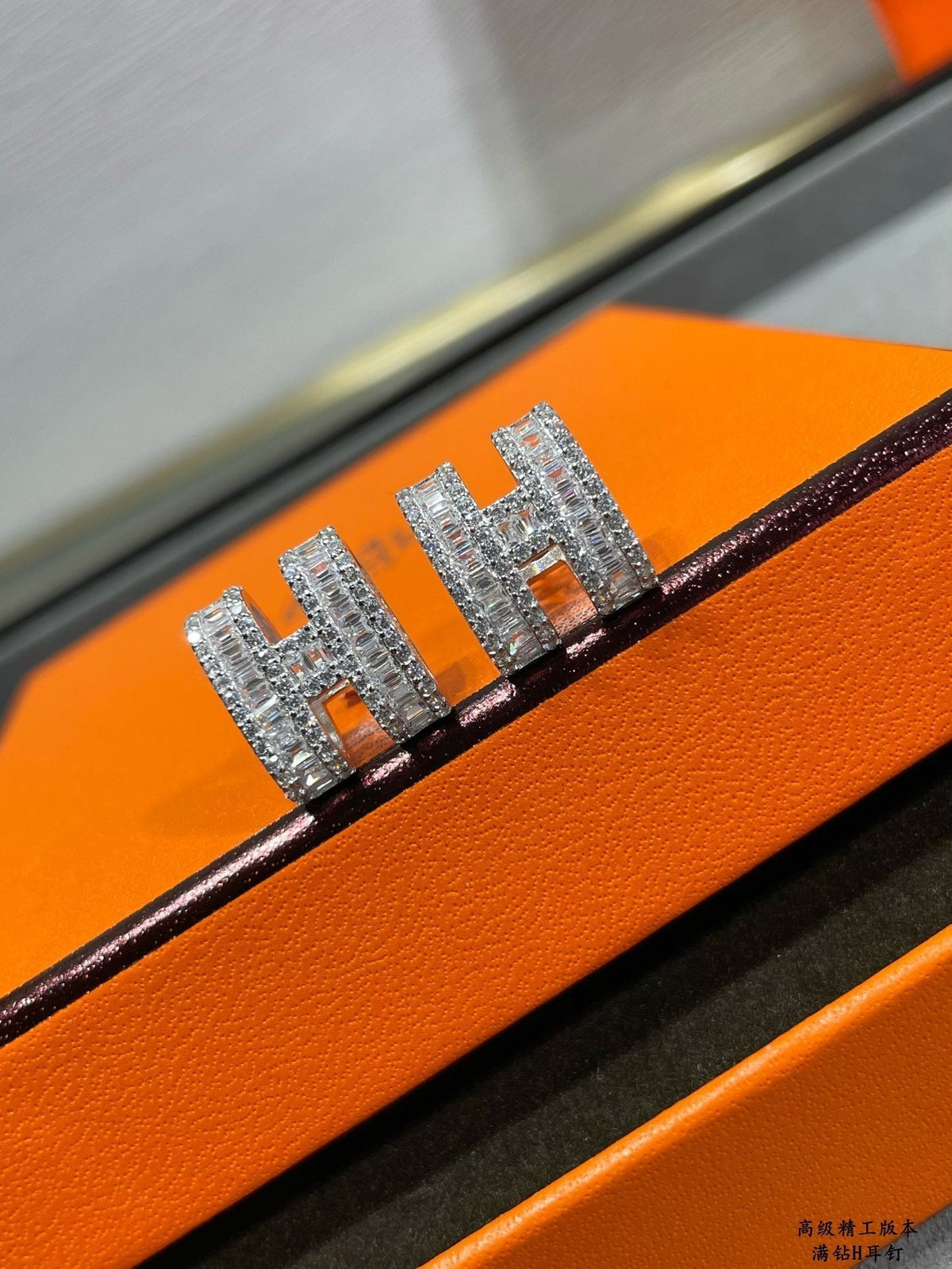 [⭐moonlume]H STUD EARRINGS WITH SILVER DIAMONDS
