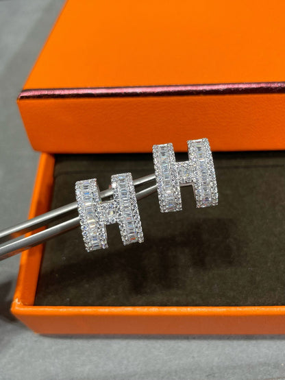 [⭐moonlume]H STUD EARRINGS WITH SILVER DIAMONDS