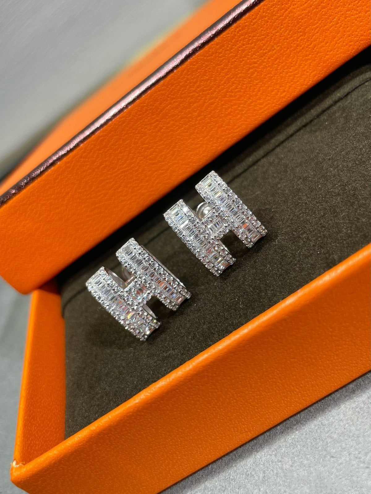 [⭐moonlume]H STUD EARRINGS WITH SILVER DIAMONDS