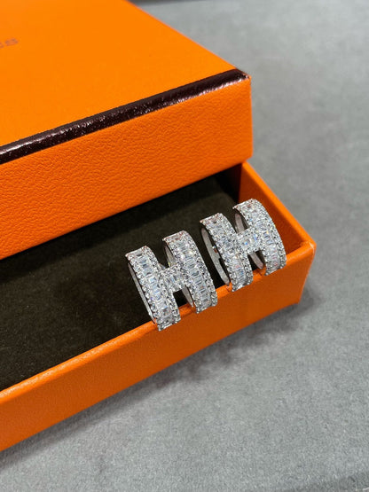 [⭐moonlume]H STUD EARRINGS WITH SILVER DIAMONDS