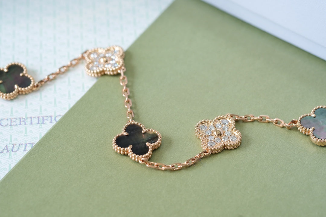 [⭐moonlume] CLOVER 5 MOTIF GRAY MOP BRACELET COLLECTION